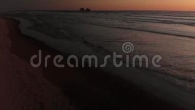 日落<strong>时</strong>分，在俄勒冈州海岸线上的一个长滩上，海浪<strong>撞击</strong>的空中镜头。